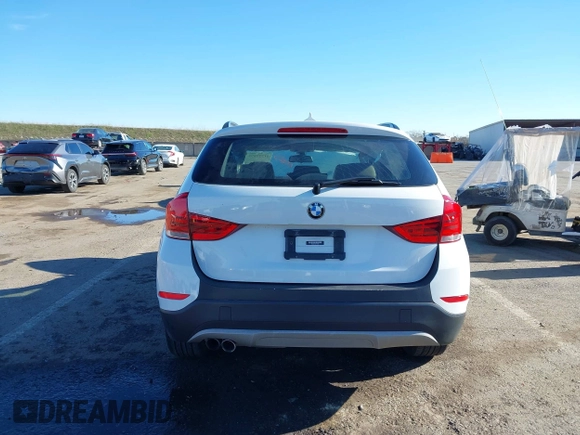 2015 BMW X1 sDrive28i z VIN WBAVM1C50FVZ94553, wystawiony jako IAAI lot #41321995 z przebiegiem Nie podano mil oraz . Historia ofert i sprzedaży dostępna na DreamBid. Obrazek 17.
