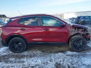 2024 Buick Encore GX Sport Touring z VIN KL4AMESL0RB002758, wystawiony jako IAAI lot #41405974 z przebiegiem 19 558 mil mil oraz . Historia ofert i sprzedaży dostępna na DreamBid. Obrazek 13.