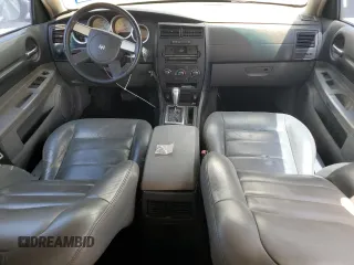 2005 Dodge Magnum SE z VIN 2D8FV48VX5H147708, wystawiony jako Copart lot #67557414 z przebiegiem 134 546 mil mil oraz Czysty tytuł • Clean title. Historia ofert i sprzedaży dostępna na DreamBid. Obrazek 8.