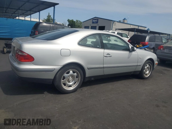 1999 Mercedes-Benz CLK 320/430 z VIN WDBLJ65G5XF100670, wystawiony jako Copart lot #55385595 z przebiegiem 126 985 mil mil oraz Czysty tytuł • Clean title. Historia ofert i sprzedaży dostępna na DreamBid. Obrazek 3.