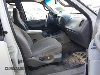2002 Ford Expedition XLT с VIN 1FMRU15W62LA56553, выставлен на аукционе IAAI как лот 42454364 с пробегом Не указан миль и . История ставок и продаж доступна на DreamBid. Изображение 5.