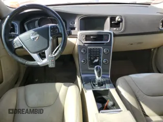 2014 Volvo S60 T5 z VIN YV1612FS3E2295726, wystawiony jako Copart lot #57293655 z przebiegiem 100 670 mil mil oraz Czysty tytuł • Clean title. Historia ofert i sprzedaży dostępna na DreamBid. Obrazek 8.