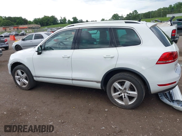 2013 Volkswagen Touareg Exec z VIN WVGEF9BP5DD005322, wystawiony jako IAAI lot #42146276 z przebiegiem 154 498 mil mil oraz . Historia ofert i sprzedaży dostępna na DreamBid. Obrazek 14.