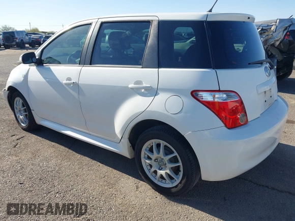 2006 Scion xA z VIN JTKKT624365020332, wystawiony jako IAAI lot #42335748 z przebiegiem 103 621 mil mil oraz . Historia ofert i sprzedaży dostępna na DreamBid. Obrazek 3.