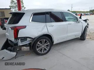 2024 Cadillac XT6 Premium Luxury z VIN 1GYKPERS5RZ741592, wystawiony jako IAAI lot #41327267 z przebiegiem 5 889 mil mil oraz . Historia ofert i sprzedaży dostępna na DreamBid. Obrazek 4.