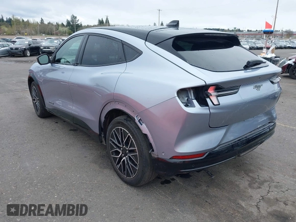 2022 Ford Mustang Mach-E Premium z VIN 3FMTK3SU4NMA04044, wystawiony jako IAAI lot #41839957 z przebiegiem 55 300 mil mil oraz . Historia ofert i sprzedaży dostępna na DreamBid. Obrazek 3.