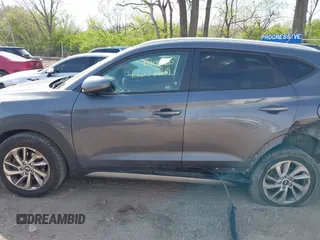 2017 Hyundai Tucson SE z VIN KM8J33A48HU253405, wystawiony jako IAAI lot #42097849 z przebiegiem 129 397 mil mil oraz . Historia ofert i sprzedaży dostępna na DreamBid. Obrazek 14.