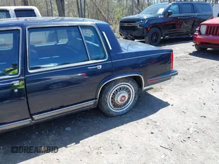 1988 Cadillac Fleetwood z VIN 1G6CB5153J4265796, wystawiony jako IAAI lot #42129869 z przebiegiem 63 756 mil mil oraz . Historia ofert i sprzedaży dostępna na DreamBid. Obrazek 17.