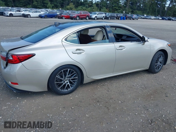 2018 Lexus ES with VIN 58ABK1GG0JU111819, listed as a IAAI auction lot 40320555 with 32,194 mi miles. Bid and sale history available at carsss.com. Image 4.