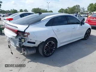 2022 Kia K5 GT-Line z VIN 5XXG64J24NG114772, wystawiony jako IAAI lot #42161747 z przebiegiem 60 761 mil mil oraz . Historia ofert i sprzedaży dostępna na DreamBid. Obrazek 4.