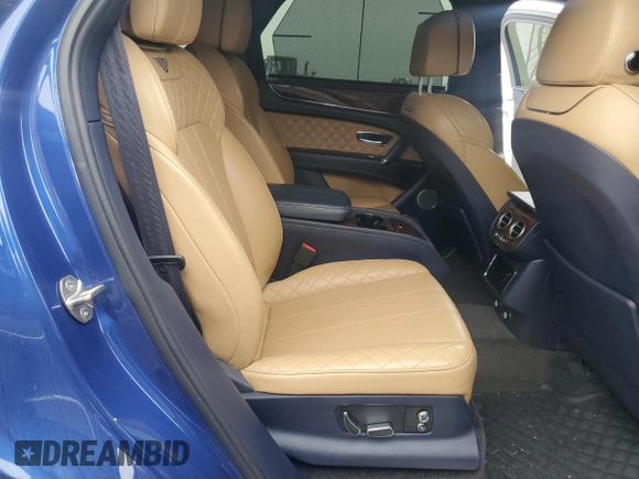 2017 Bentley Bentayga W12 z VIN SJAAC2ZV2HC014080, wystawiony jako Copart lot #44806115 z przebiegiem 63 077 mil mil oraz Szkody całkowita. Historia ofert i sprzedaży dostępna na DreamBid. Obrazek 11.