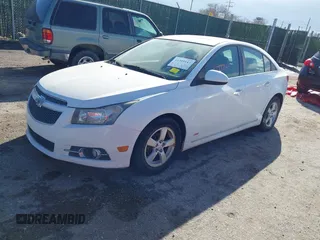 2014 Chevrolet Cruze 1LT z VIN 1G1PC5SB5E7190497, wystawiony jako IAAI lot #41399147 z przebiegiem 159 724 mil mil oraz . Historia ofert i sprzedaży dostępna na DreamBid. Obrazek 2.