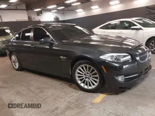 2011 BMW 5 Series 535i xDrive z VIN WBAFU7C50BC779011, wystawiony jako IAAI lot #42461512 z przebiegiem 136 980 mil mil oraz . Historia ofert i sprzedaży dostępna na DreamBid. Obrazek 1.
