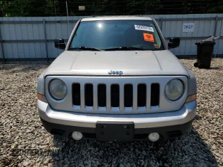 2011 Jeep Patriot Latitude z VIN 1J4NF1GB5BD169390, wystawiony jako Copart lot #60329775 z przebiegiem 207 126 mil mil oraz Czysty tytuł • Clean title. Historia ofert i sprzedaży dostępna na DreamBid. Obrazek 5.