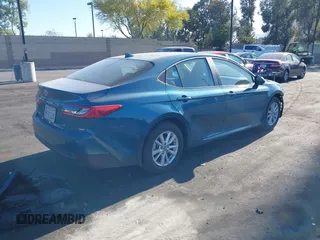 2025 Toyota Camry LE z VIN 4T1DAACK0SU038983, wystawiony jako IAAI lot #42300193 z przebiegiem 8690 mil mil oraz . Historia ofert i sprzedaży dostępna na DreamBid. Obrazek 4.