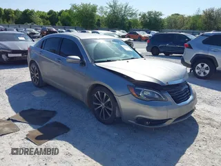 2014 Chrysler 200 Touring z VIN 1C3CCBBG7EN159431, wystawiony jako IAAI lot #42038623 z przebiegiem 196 200 mil mil oraz . Historia ofert i sprzedaży dostępna na DreamBid. Obrazek 1.