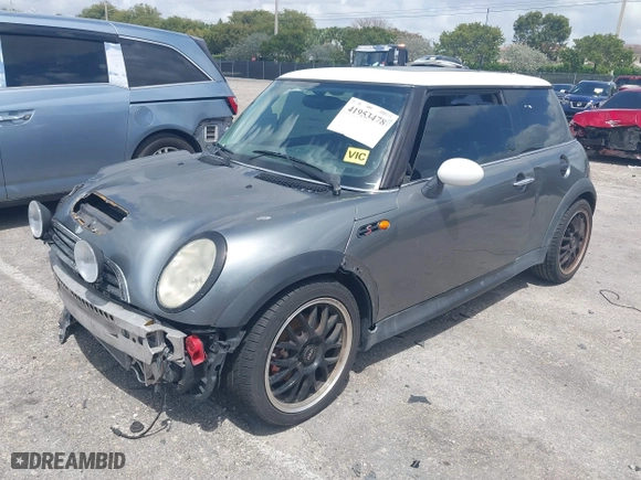 2002 MINI Cooper Hardtop S with VIN WMWRE334X2TD52299, listed as a IAAI auction lot 41953478 with 226,004 mi miles. Bid and sale history available at carsss.com. Image 18.