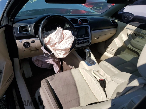 2015 Volkswagen Eos Komfort with VIN WVWBW8AH2FV000829, listed as a Copart auction lot 43082344 with 68,099 mi miles and Salvage Title. Bid and sale history available at DreamBid. Image 8.