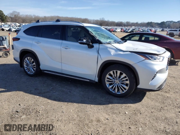2024 Toyota Highlander LE z VIN 5TDKDRBH5RS569375, wystawiony jako Copart lot #48847105 z przebiegiem 7 103 mil mil oraz Szkoda całkowita • Salvage title. Historia ofert i sprzedaży dostępna na DreamBid. Obrazek 4.