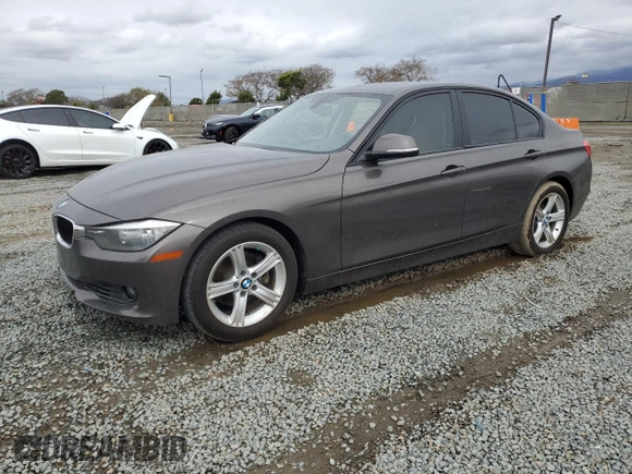 2013 BMW 3 Series 328i z VIN WBA3C1C54DF440529, wystawiony jako Copart lot #48949335 z przebiegiem 83 765 mil mil oraz Szkody całkowita. Historia ofert i sprzedaży dostępna na DreamBid. Obrazek 1.