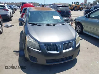 2009 Pontiac Vibe 1SB z VIN 5Y2SP67069Z402305, wystawiony jako IAAI lot #42415895 z przebiegiem 139 533 mil mil oraz . Historia ofert i sprzedaży dostępna na DreamBid. Obrazek 6.