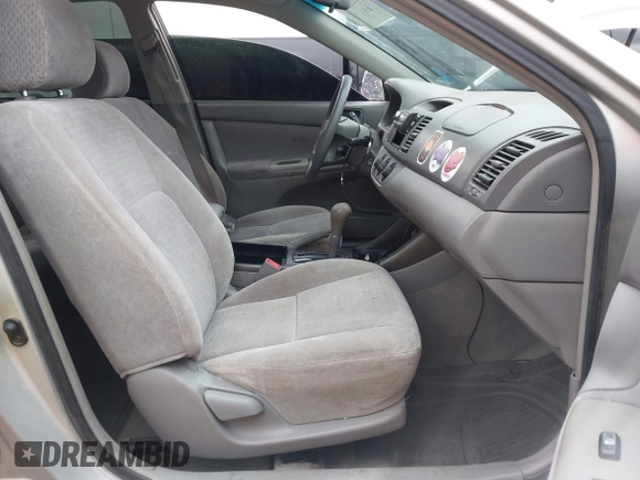 2002 Toyota Camry LE z VIN 4T1BE32K92U102107, wystawiony jako IAAI lot #41956837 z przebiegiem 239 106 mil mil oraz . Historia ofert i sprzedaży dostępna na DreamBid. Obrazek 5.
