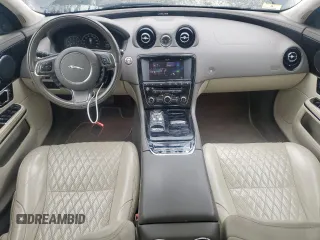 2017 Jaguar XJ Portfolio z VIN SAJWJ2GD3H8W10775, wystawiony jako Copart lot #59276325 z przebiegiem 90 345 mil mil oraz Szkoda całkowita • Salvage title. Historia ofert i sprzedaży dostępna na DreamBid. Obrazek 8.