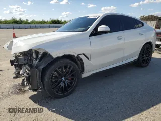 2023 BMW X6 xDrive40i z VIN 5UXCY6C04P9P49005, wystawiony jako Copart lot #51974695 z przebiegiem 30 421 mil mil oraz Szkody całkowita. Historia ofert i sprzedaży dostępna na DreamBid. Obrazek 1.