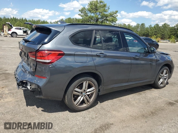 2021 BMW X1 sDrive28i z VIN WBXJG7C00M5T64693, wystawiony jako Copart lot #54013925 z przebiegiem 26 075 mil mil oraz Szkody całkowita. Historia ofert i sprzedaży dostępna na DreamBid. Obrazek 3.