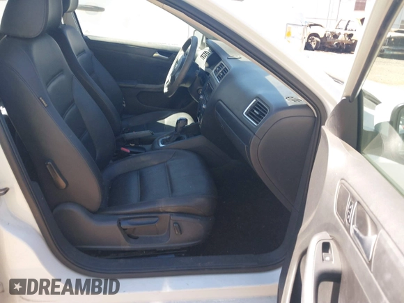 2014 Volkswagen Jetta SE z VIN 3VWD17AJ5EM422832, wystawiony jako IAAI lot #41684216 z przebiegiem 103 940 mil mil oraz . Historia ofert i sprzedaży dostępna na DreamBid. Obrazek 5.