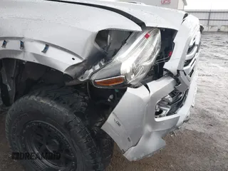 2018 Toyota Tacoma SR with VIN 5TFGZ5AN4JX142565, listed as a IAAI auction lot 41353718 with 87,544 mi miles and . Bid and sale history available at carsss.com. Image 6.