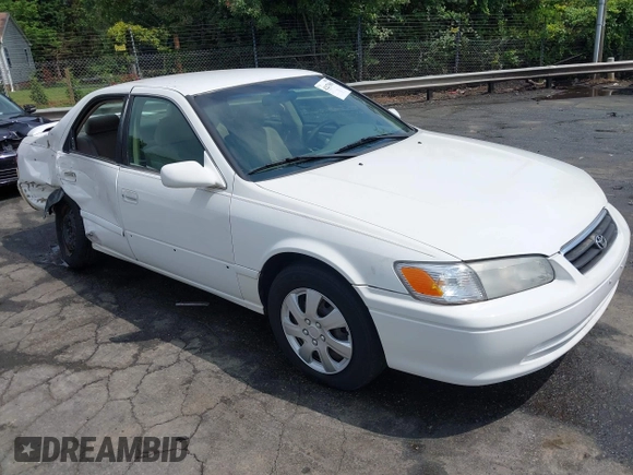 2001 Toyota Camry CE z VIN 4T1BG22KX1U767696, wystawiony jako IAAI lot #42271803 z przebiegiem 130 927 mil mil oraz . Historia ofert i sprzedaży dostępna na DreamBid. Obrazek 1.
