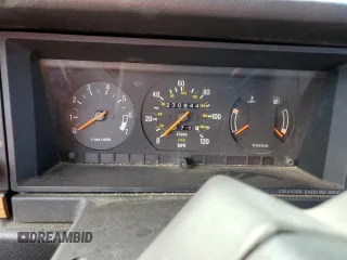 1993 Volvo 240 z VIN YV1AS8801P1487953, wystawiony jako Copart lot #77392634 z przebiegiem 270 844 mil mil oraz Szkody całkowita. Historia ofert i sprzedaży dostępna na DreamBid. Obrazek 9.