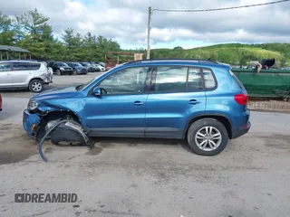 2017 Volkswagen Tiguan S z VIN WVGAV7AX8HK019708, wystawiony jako IAAI lot #42208963 z przebiegiem 95 374 mil mil oraz . Historia ofert i sprzedaży dostępna na DreamBid. Obrazek 14.