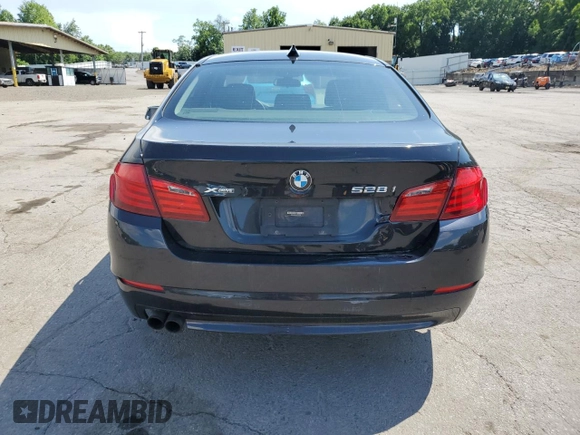 2013 BMW 5 Series 528i xDrive z VIN WBAXH5C54DDW15724, wystawiony jako Copart lot #64254645 z przebiegiem 91 958 mil mil oraz Czysty tytuł • Clean title. Historia ofert i sprzedaży dostępna na DreamBid. Obrazek 6.