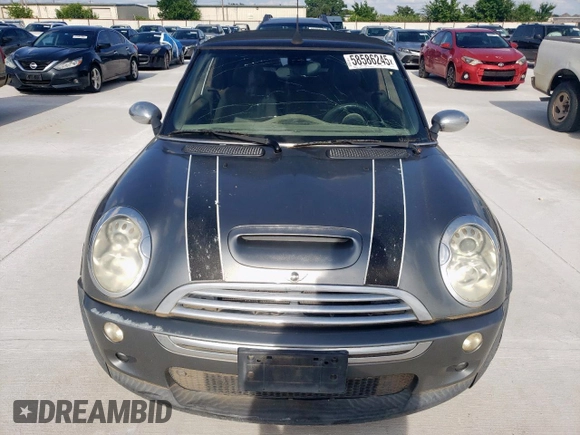 2005 MINI Convertible S z VIN WMWRH33475TF81146, wystawiony jako Copart lot #58586245 z przebiegiem Nie podano mil oraz Szkoda całkowita • Salvage title. Historia ofert i sprzedaży dostępna na DreamBid. Obrazek 5.
