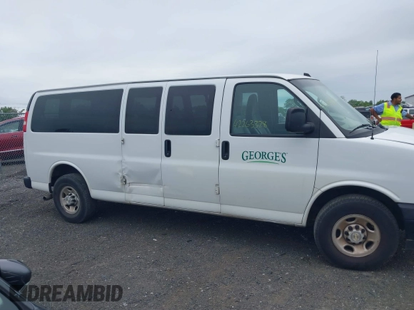 2020 Chevrolet Express Passenger LS z VIN 1GAZGNFP7L1212812, wystawiony jako IAAI lot #42263328 z przebiegiem 350 936 mil mil oraz . Historia ofert i sprzedaży dostępna na DreamBid. Obrazek 12.