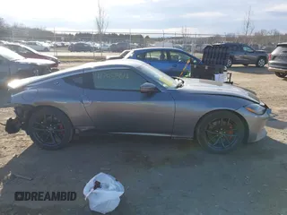 2023 Nissan Z Performance с VIN JN1BZ4BH5PM311048, выставлен на аукционе IAAI как лот 41745564 с пробегом 27 787 миль миль и . История ставок и продаж доступна на DreamBid. Изображение 14.