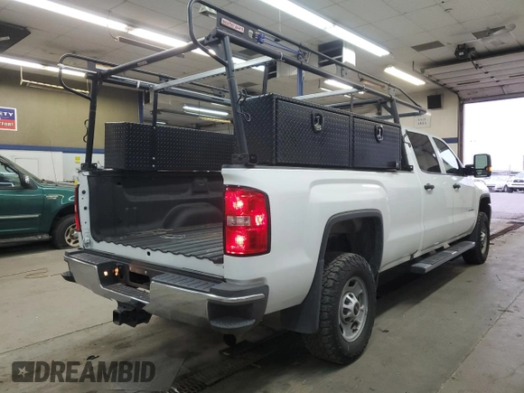 2018 GMC Sierra 2500HD z VIN 1GT12REG7JF264498, wystawiony jako Copart lot #82891494 z przebiegiem 206 152 mil mil oraz Szkoda całkowita • Salvage title. Historia ofert i sprzedaży dostępna na DreamBid. Obrazek 3.