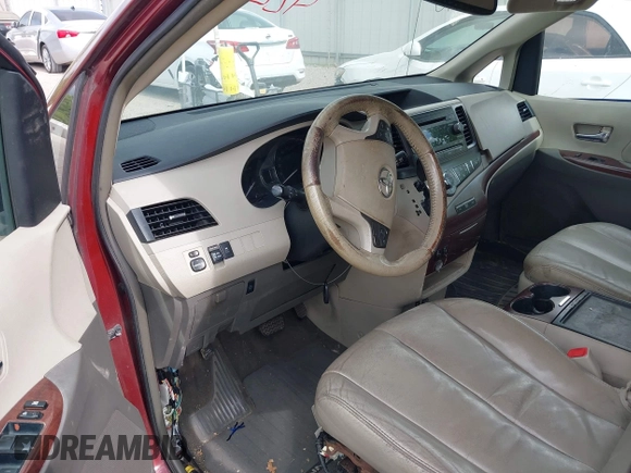 2013 Toyota Sienna XLE AAS z VIN 5TDYK3DC5DS380894, wystawiony jako IAAI lot #42271097 z przebiegiem 145 494 mil mil oraz . Historia ofert i sprzedaży dostępna na DreamBid. Obrazek 5.