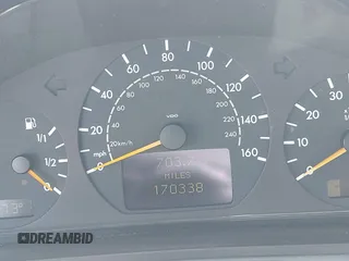 2001 Mercedes-Benz E 320 z VIN WDBJF65J51B311774, wystawiony jako IAAI lot #41953089 z przebiegiem 170 338 mil mil oraz . Historia ofert i sprzedaży dostępna na DreamBid. Obrazek 15.