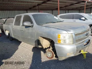 2011 Chevrolet Silverado 1500 LT with VIN 3GCPKSE34BG207481, listed as a IAAI auction lot 40695051 with 183,508 mi miles. Bid and sale history available at carsss.com. Image 1.