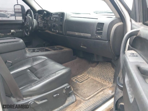 2014 Chevrolet Silverado 2500HD LT with VIN 1GC1KXC83EF101093, listed as a IAAI auction lot 41368673 with 286,280 mi miles. Bid and sale history available at carsss.com. Image 5.