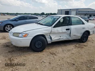 1999 Toyota Camry LE z VIN 4T1BG22K2XU913713, wystawiony jako Copart lot #61100435 z przebiegiem 181 979 mil mil oraz Szkoda całkowita • Salvage title. Historia ofert i sprzedaży dostępna na DreamBid. Obrazek 1.