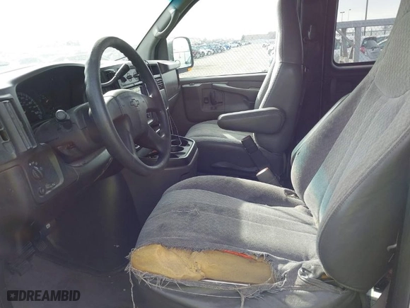 2004 Chevrolet Express Passenger with VIN 1GAHG39U641170703, listed as a IAAI auction lot 41745878 with 194,636 mi miles. Bid and sale history available at carsss.com. Image 5.