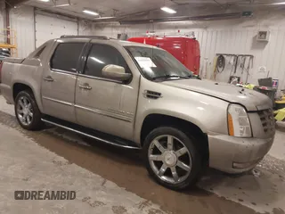 2011 Cadillac Escalade EXT Luxury z VIN 3GYT4MEF8BG325686, wystawiony jako IAAI lot #41842965 z przebiegiem 108 319 mil mil oraz . Historia ofert i sprzedaży dostępna na DreamBid. Obrazek 1.