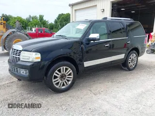 2008 Lincoln Navigator z VIN 5LMFU27538LJ21670, wystawiony jako IAAI lot #42279965 z przebiegiem 278 169 mil mil oraz . Historia ofert i sprzedaży dostępna na DreamBid. Obrazek 2.