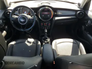 2015 MINI Hardtop 4 Door z VIN WMWXS5C57FT829133, wystawiony jako Copart lot #58764405 z przebiegiem 63 774 mil mil oraz Szkoda całkowita • Salvage title. Historia ofert i sprzedaży dostępna na DreamBid. Obrazek 8.