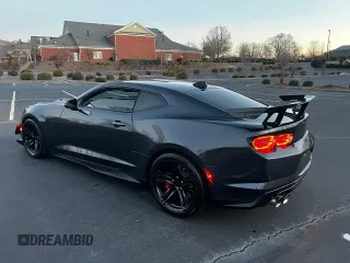 2023 Chevrolet Camaro ZL1 z VIN 1G1FK1R63P0118032, wystawiony jako Copart lot #51035795 z przebiegiem 9030 mil mil oraz Szkody całkowita. Historia ofert i sprzedaży dostępna na DreamBid. Obrazek 3.
