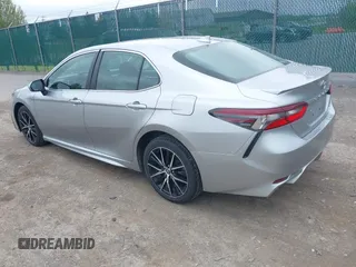 2023 Toyota Camry SE z VIN 4T1G11AK0PU766665, wystawiony jako IAAI lot #42202075 z przebiegiem 59 320 mil mil oraz . Historia ofert i sprzedaży dostępna na DreamBid. Obrazek 3.
